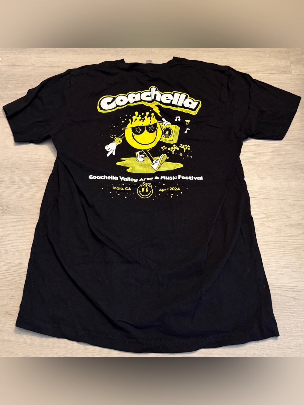 Coachella Valley Music and Arts Festival 2024 Black Concert T-Shirt Sz L Happy
